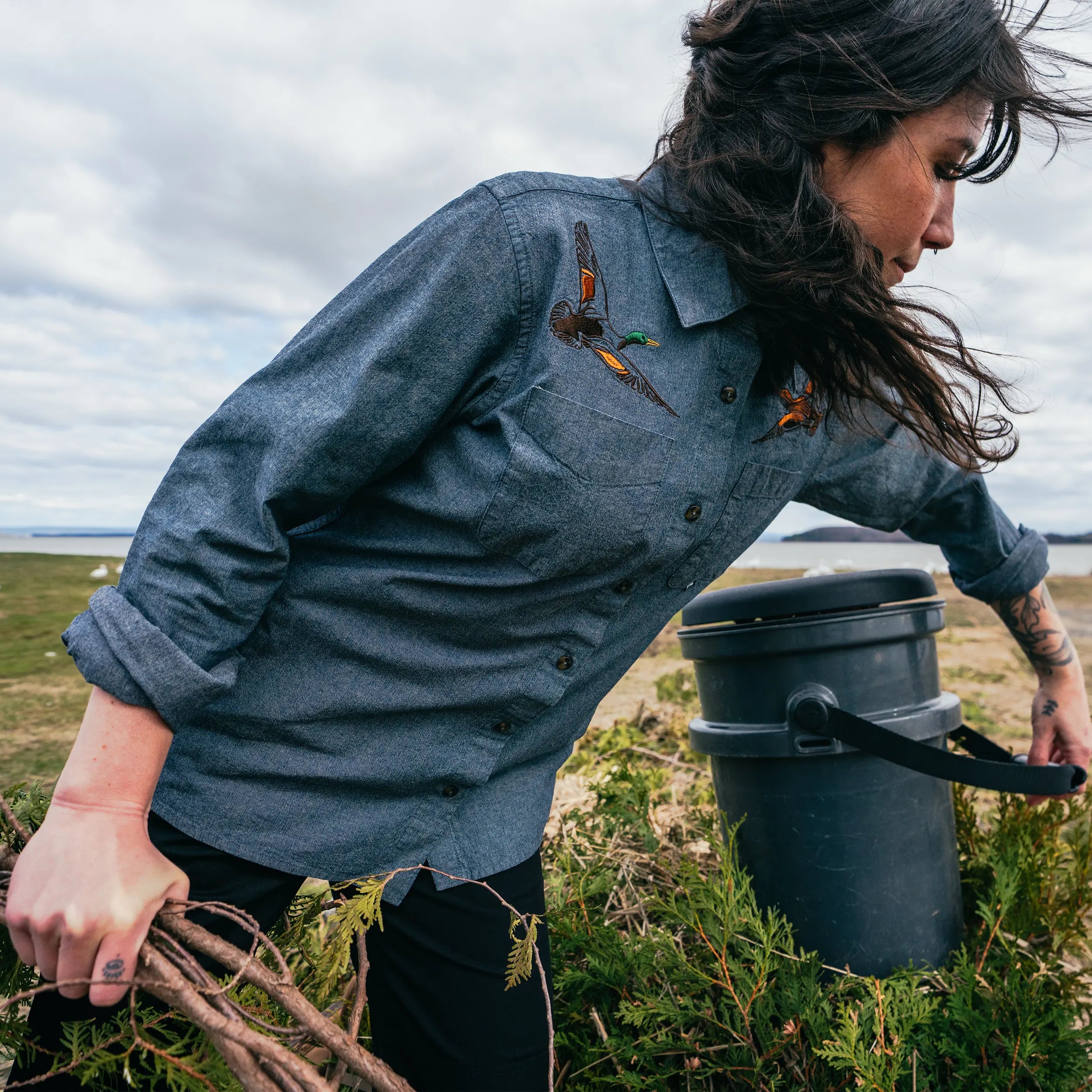 Chemise en chambray envolée de canards pour femme